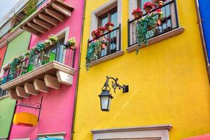 monterrey, kleurrijke historische gebouwen in het centrum van de oude stad barrio antiguo tijdens een hoog toeristenseizoen foto