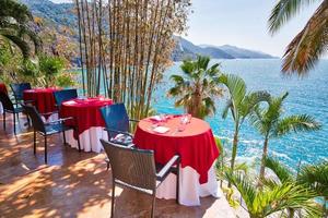 Puerto Vallarta, romantisch luxe restaurant met uitzicht op de schilderachtige oceaanlandschappen in de buurt van de baai van Banderas foto