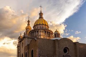 centraal mexico, aguascalientes katholieke kerken, kleurrijke straten en koloniale huizen in het historische stadscentrum in de buurt van de kathedraalbasiliek, een van de belangrijkste toeristische attracties van de stad foto