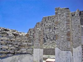 beroemde tula-piramides en standbeelden in mexico foto