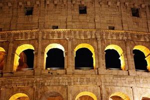 beroemde Colosseum van Rome 's nachts foto