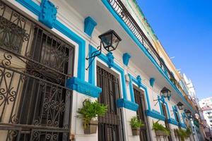 schilderachtige kleurrijke oude straten van havana in het historische centrum van havana vieja in de buurt van paseo el prado en capitolio foto