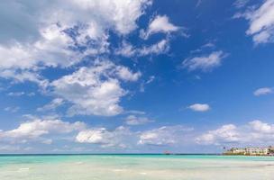 serene turquoise isla mujeres strand playa norte beroemd om smaragdgroene wateren, zandige kust en strandbars voor plezier en strandfeesten foto