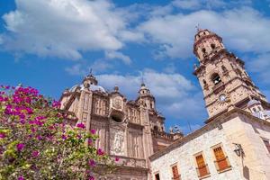 mexico, michoacan, beroemde schilderachtige morelia-kathedraal op plaza de armas in het historische stadscentrum foto