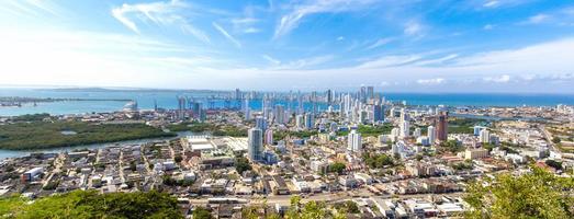 vlag wankelt voor schilderachtig uitzicht op de moderne skyline van Cartagena in de buurt van het historische stadscentrum en de hotelzone van het resort foto