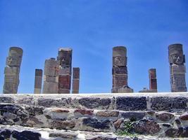 beroemde tula-piramides en standbeelden in mexico foto