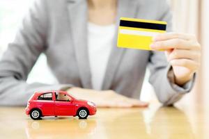 investeringen in onroerend goed met creditcard. auto op tafel. foto