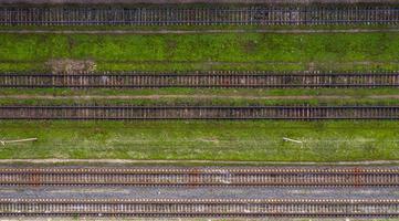 veel spoorlijnen bovenaanzicht van een drone foto