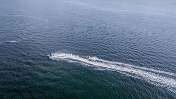 luchtfoto van jetski in de oceaan foto