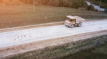 grote vrachtwagen met lading uit de steengroeve foto