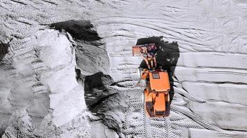 tractorlader in het bovenaanzicht van de steengroeve foto