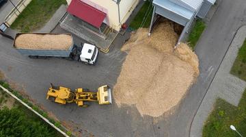 levering van zaagsel voor het bovenaanzicht van de stookruimte. alternatieve energie. foto