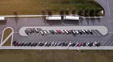 parkeerplaats bovenaanzicht vanaf de drone foto