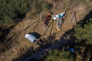 elektriciens voeren reparaties uit van elektrische netwerken bovenaanzicht foto