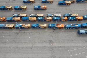 trolleybussen op de parkeerplaats bovenaanzicht foto