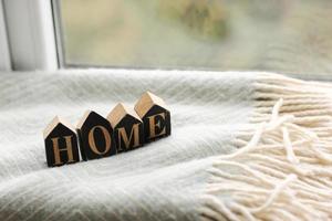 stilleven home decor in een gezellig huis met houten letters met de inscriptie home. het concept van inrichting en comfort. selectieve focus foto