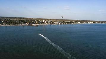 jetski op een achtergrond van blauwe zee luchtfotografie foto