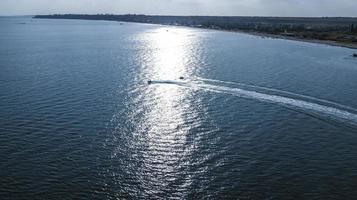 luchtfoto van jetski in de oceaan foto