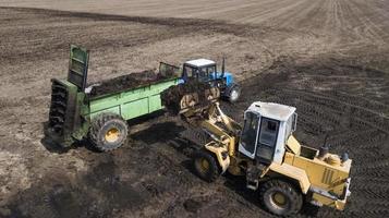 de lader laadt organische mest bovenaanzicht foto