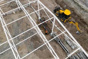 gieten van betonnen fundering van gebouw in aanbouw. foto