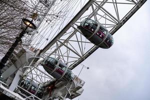 London eye pod van dichtbij met grijze lucht foto