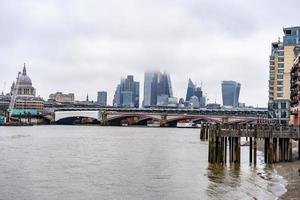 lage bewolking boven de skyline van londen foto