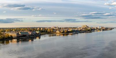 waterkant van de stad Alexandrië in Virginia bij zonsondergang foto