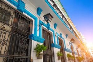 schilderachtige kleurrijke oude straten van havana in het historische centrum van havana vieja in de buurt van paseo el prado en capitolio foto