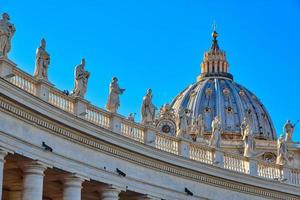 schilderachtige st. peter's basiliek in rome in de buurt van vaticaanstad foto