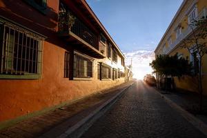 mexico, mazatlan, kleurrijke oude stadsstraten in het historische stadscentrum in de buurt van el malecon en de oceaankust foto