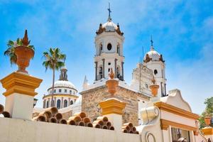 tlaquepaque schilderachtige kerken in een historisch historisch stadscentrum foto