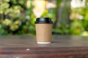 warme koffiekop op houten tafel foto