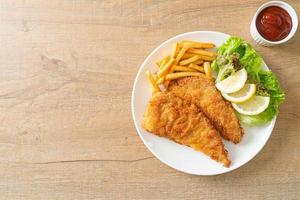 huisgemaakte gepaneerde weiner schnitzel met chips foto