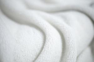 witte shaggy deken textuur als achtergrond. pluizig nep textiel bont. foto