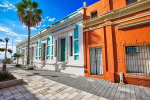 mexico, mazatlan, kleurrijke oude stadsstraten in het historische stadscentrum foto