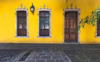 morelia, michoacan, kleurrijke straten en koloniale huizen in het historische stadscentrum van morelia, een van de belangrijkste toeristische attracties van de stad foto