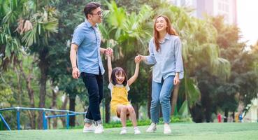 afbeelding van jonge Aziatische familie die samen speelt in het park foto