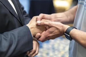 twee zakenlieden schudden elkaar de hand en waarderen het gevoel. foto