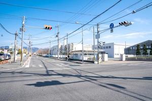 japans kruispunt met stoplicht en paal en elektrische kabel, maar zonder auto op straat foto