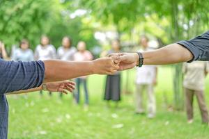 hand houdt samen in de gemeenschap in het tuinpark. foto