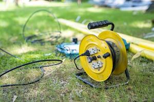 elektrische kabel hub in het veld grastuin 's middags foto