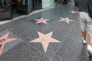 hollywood, californië, usa, 2011. wandelen met de sterren in hollywood op 29 juli 2011. twee niet-geïdentificeerde mensen foto