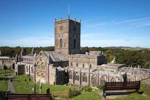 st david's, pembrokeshire, wales, uk, 2009. uitzicht op de kathedraal van st david's in pembrokeshire op 13 september 2019. niet-geïdentificeerde mensen foto