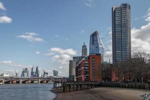 london, uk, 2018. uitzicht over de Theems naar de stad Londen op 21 maart 2018. niet-geïdentificeerde mensen. foto