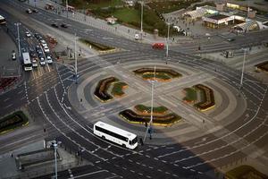 warschau, polen, 2014. grote rotonde op marszalkowska straat nabij centrum tramstation in warschau foto