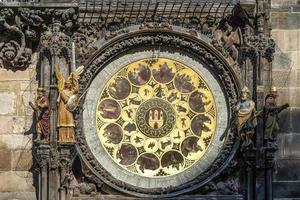 praag, tsjechië, 2014. astronomische klok in het oude stadhuis in praag foto