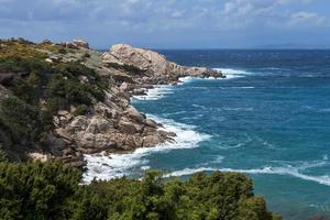 de kustlijn bij Capo Testa Sardinië foto