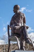 cardiff, wales, uk, 2014. close-up van het standbeeld ter ere van ivor novello foto