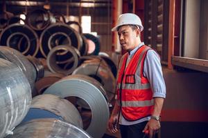 fabrieksarbeider die op industriële werkplaats werkt, veiligheidshelm draagt foto