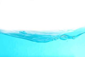 blauwe oppervlaktewater en luchtbel geïsoleerd op een witte achtergrond foto